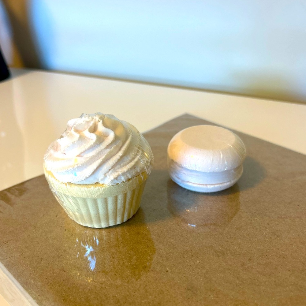 🛁 Macaron & Cupcake Bath Bomb + Shower Bomb Set – Brand New in Packaging 🍰